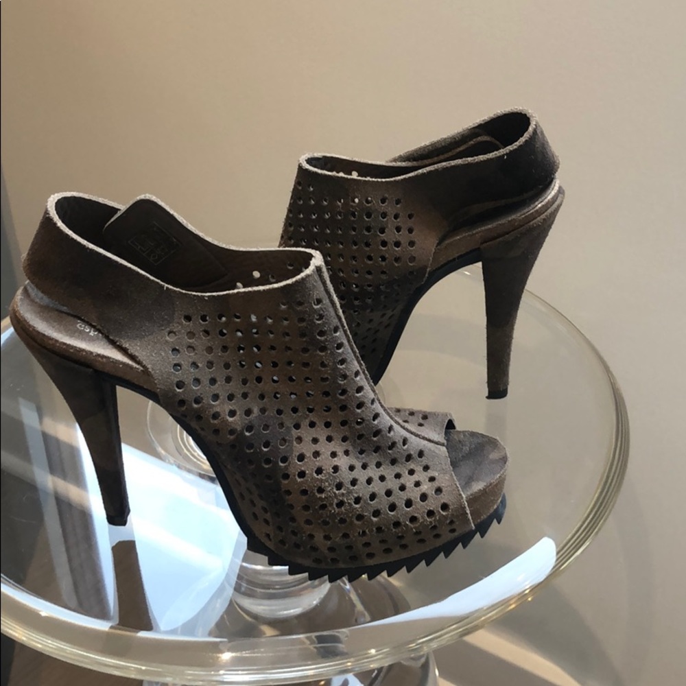 Pedro Garcia camo slingbacks